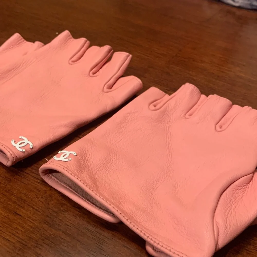 Authentic, very rare, limited edition Chsnel  Fingerless Gloves with Chanel logo